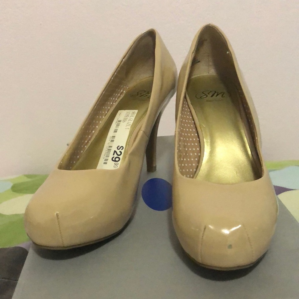 Shiny tan heels